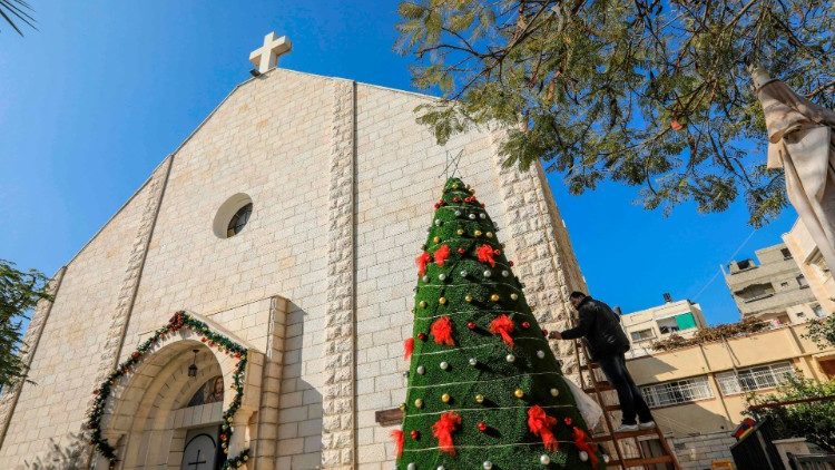 Weihnachtsbaum vor der katholischen Kirche der Hl. Familie in Gaza-Stadt