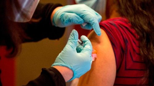 Santa Sede: proporcionar vacunas a todos de modo justo y equitativo