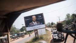 UNO-Friedenssoldaten fahren an einem Wahlplakat in Bangui vorbei