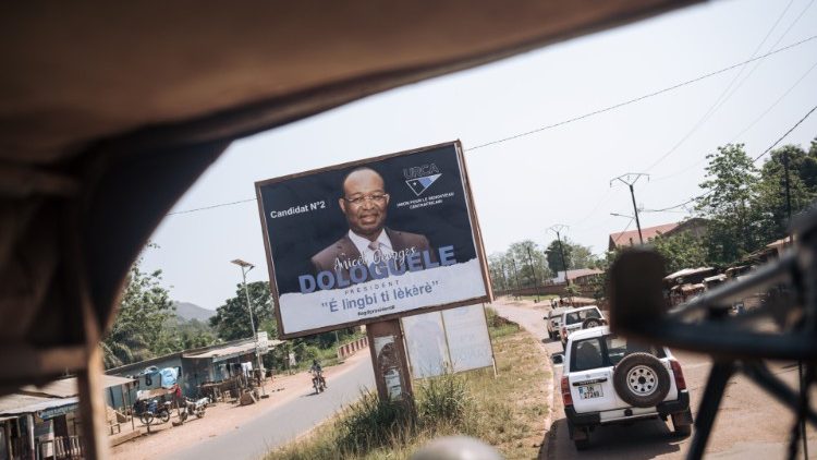 UNO-Friedenssoldaten fahren an einem Wahlplakat in Bangui vorbei
