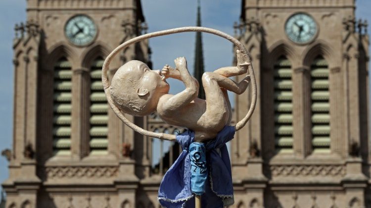 Em manifestação pró-Vida, feto é mostrado diante da Basílica da Virgem de Lujan, padroeira da Argentina