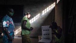 Wähler in einem Wahllokal in der Hauptstadt Bangui