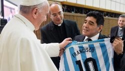Argentínčan Diego Maradona prišiel viackrát do Vatikánu za pápežom Františkom 