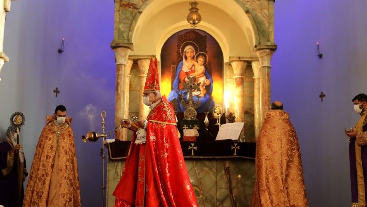 Tổng giám mục của Công giáo Armeni cử hành Thánh lễ tại nhà thờ thánh Sarkis ở thủ đô Iran