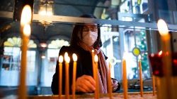 Eine Gläubige zündet in einer Kirche in Istanbul zu Epiphanie eine Kerze an (Archivbild)
