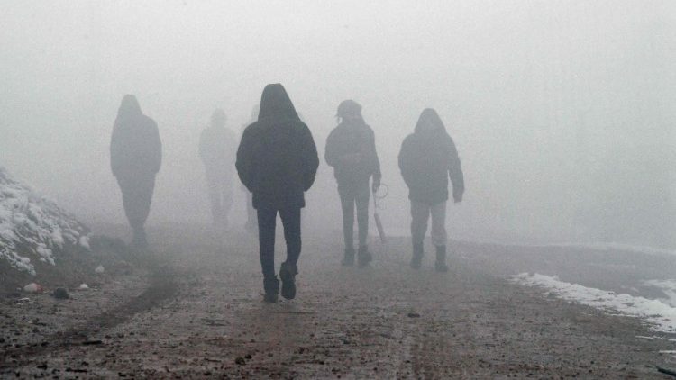 बोस्निया में कड़ाके की सर्दी में कच्ची सड़क परप चलते हुए शर्णार्थी
