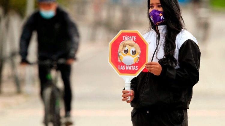 Funcionária do governo em rua de Bogotá incentiva o uso da máscara