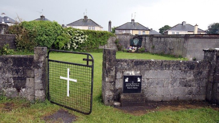 Une plaque commémorative à Tuam, près de Galway, près d'un espace où 800 enfants nés de mères célibataires auraient été enterrés.