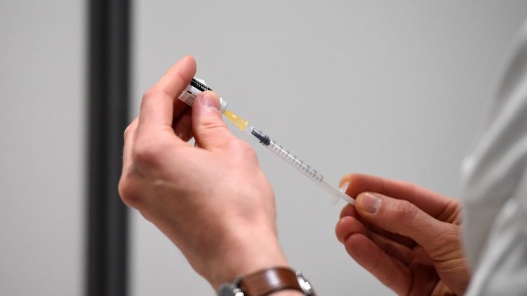Préparation d'une dose du vaccin Pfizer-BioNTech contre le Covid-19, dans un centre de Nancy (est de la France), le 13 janvier 2021. 