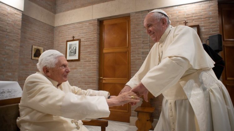 Archivbild: Der emeritierte Papst Benedikt XVI. und Papst Franziskus am 28. November 2020