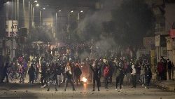 Protesty młodych ludzi w Tunezji