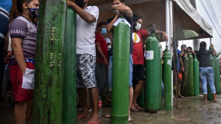 Kö för att fylla på syrgastuber i Manaus, Brasilien