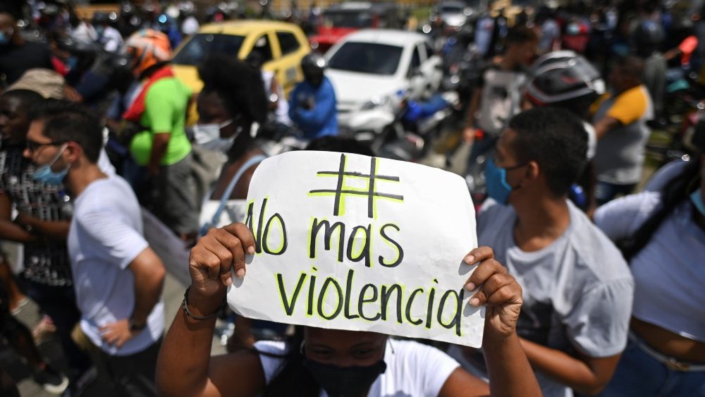 Personas manifestando contra la violencia en la costa pacífica de Nariño
