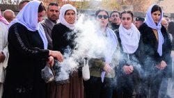 Femmes yazidies lors d'une cérémonie en hommage aux victimes de l'EI