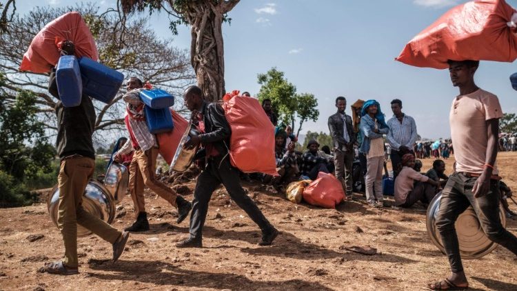Des habitants de la zone de Metekel fuient les violences et se réfugient ici à Chagni (Éthiopie) avec quelques vivres distribués par des ONG - 28 janvier 2021