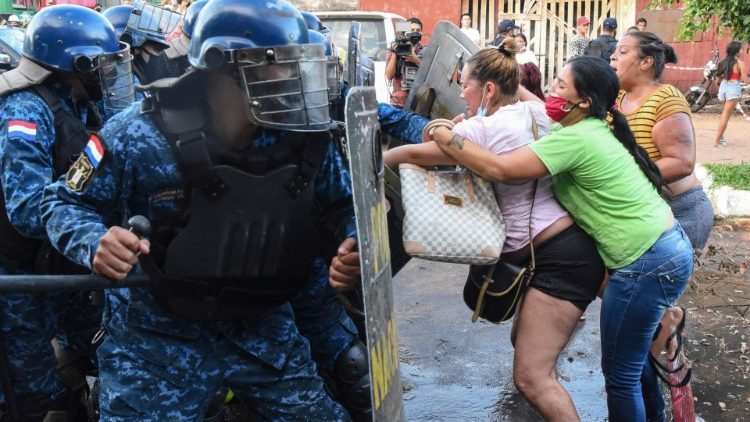 Les forces anti-émeutes bloquant les familles des détenus à l'entrée de la prison de Tacumbú, à Asuncion.