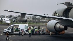 Aeroporto de Goma: aeronave de partida com os corpos das vítimas do atentado