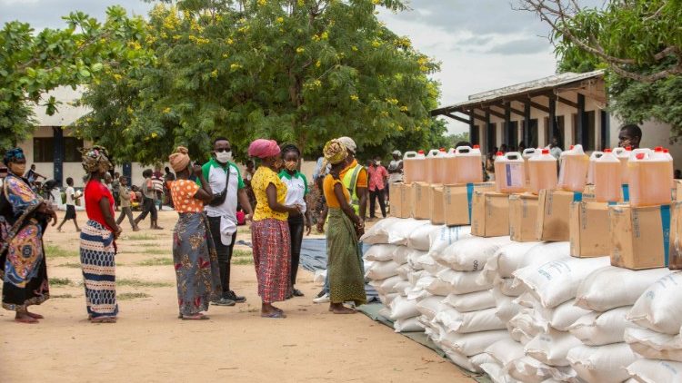 Distribution alimentaire du Programme Alimentaire Mondial dans le district de Matuge (Mozambique) le 24 février 2021