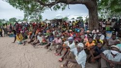Grupo de deslocados num campo de reassentamento, em Cabo Delgado (Moçambique)
