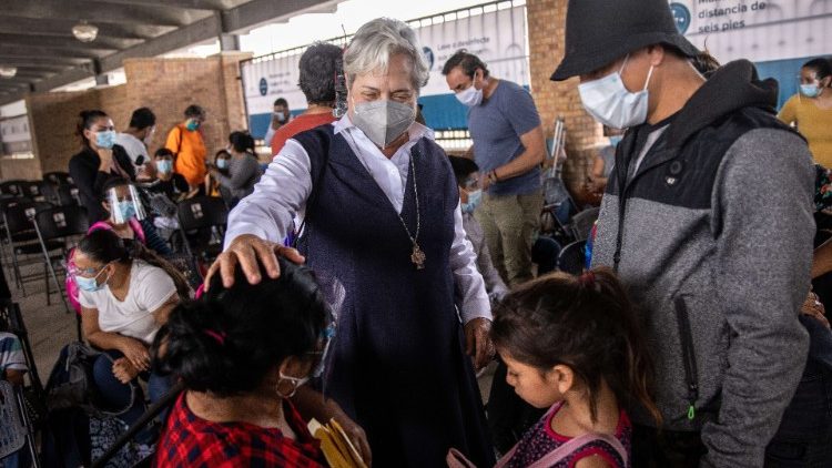 Katalikų labdaros vadovė sesuo Norma Pimentel sutinka vasario 25 dieną iš Meksikos atvykusius pabėgėlius