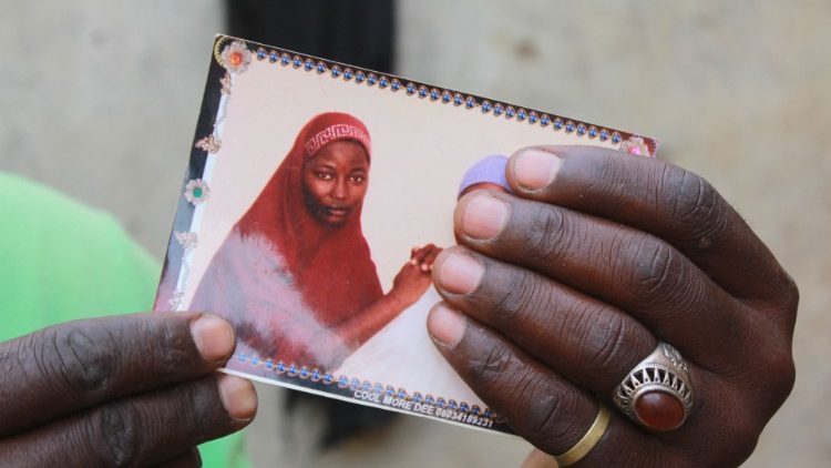Une femme tient le portrait de sa fille kidnappée à Chibok, avec 300 autres écolières, en avril 2014. L'attaque est revendiquée le 5 mai par le chef de Boko Haram, Abubakar Shekau. 