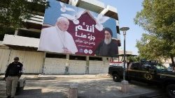 Em março de 2021, outdoor em Bagdá com Papa Francisco e líder xiita, o Grande Aiatolá Al Sistani