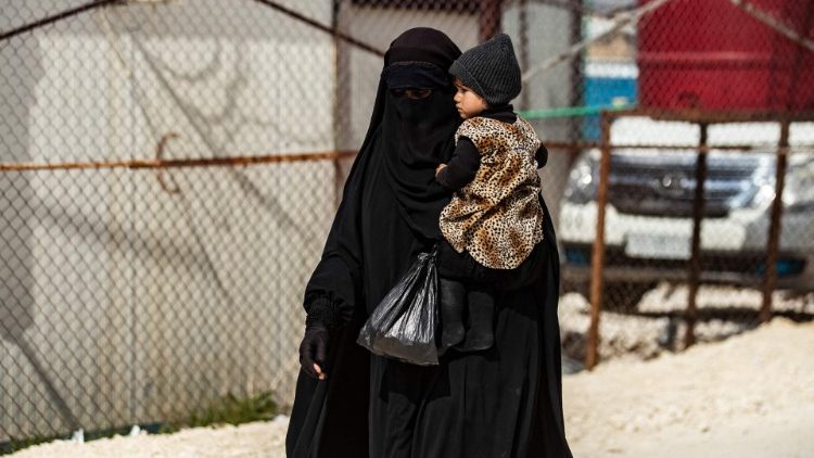 Hai mẹ con người Syria đang chạy trốn chiến tranh