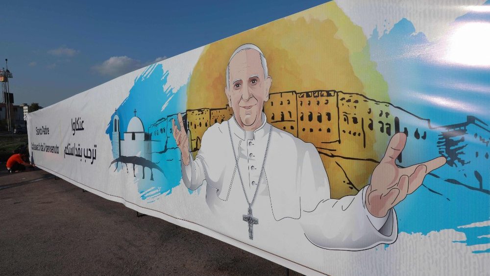 Popiežiaus kelionė į Iraką. Erbilio mieste iškeltas plakatas