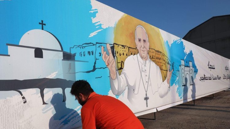 教皇フランシスコの訪問を待つ、イラク北部アルビル市内で　2021年3月3日