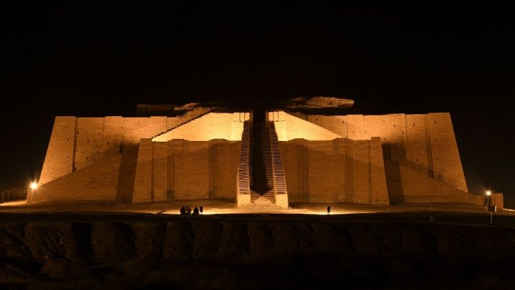Đền thờ Great Ziggurat được chiếu sáng nhân chuyến viếng thăm của Đức Thánh Cha