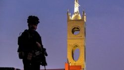 Kämpfer einer christlichen Miliz bewacht die Marienkirche von Karakosch - März 2021