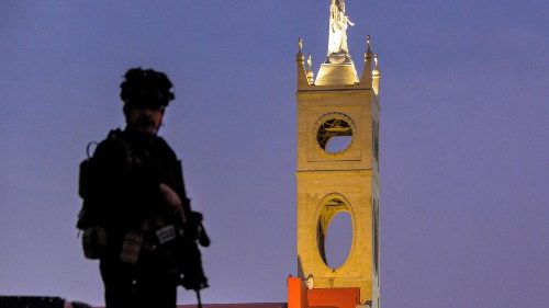 Soldado protege a Igreja da Imaculada em Qaraqosh, durante visita do Papa Francisco ao Iraque