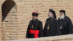 Mgr Ilias Ishaq, de l'Église apostolique assyrienne de l'Orient, Mgr Ghattas Hazim, évêque grec-orthodoxe de Bagdad, et père Mina Al Ureshalimi de l'Église copte orthodoxe, devant la Maison d'Abraham, à Ur le 6 mars 2021. 