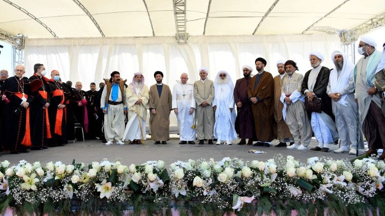 Le Pape au milieu des représentants des différentes religions d'Irak, le 6 mars 2021 à Ur.
