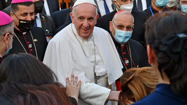 지난 3월 6일 바그다드에서 프란치스코 교황 곁에 있는 사코 추기경
