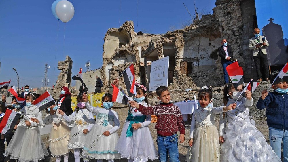 Iracké deti vítajú pápeža v Mosule