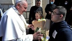 다운증후군 청소년들과 만나고 있는 프란치스코 교황