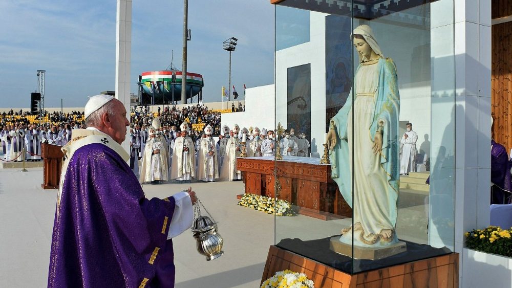 Pápež pri soche Panny Márie poškodenej džihádistami