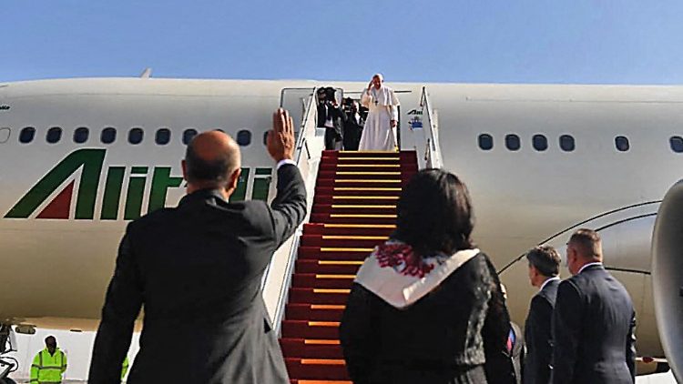 イラク大統領夫妻の見送りを受ける教皇フランシスコ　2021年3月8日　バグダッド空港