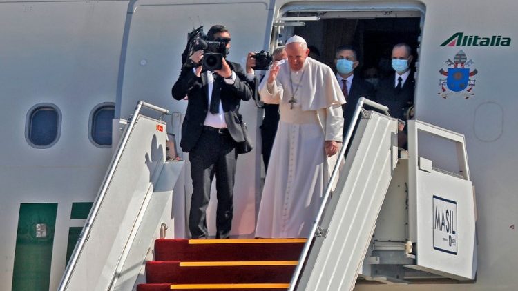 Papież na lotnisku w Bagdadzie