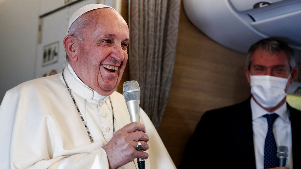 El Papa Francisco en coloquio con los periodistas en el vuelo de regreso de Iraq