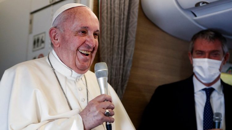Paavi puhui toimittajille paluulennolla Bagdadista Roomaan