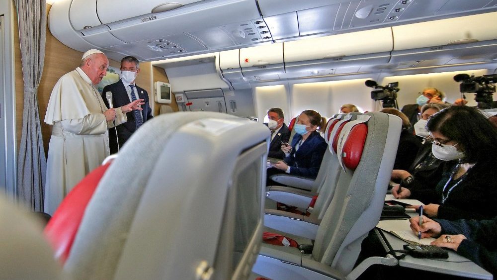 Papa Franjo s novinarima u zrakoplovu na povratku iz Iraka