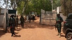 Nigeryjscy żołnierze i policjanci po jednym ze zbrojnych ataków na szkołę