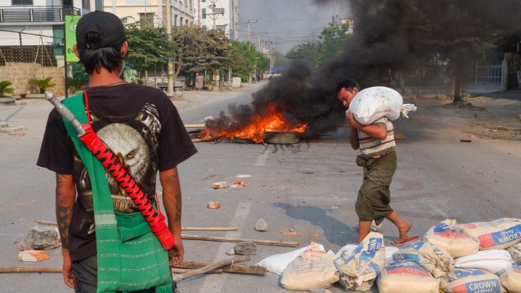 Une barricade en feu dans la ville de Mandalay, en Birmanie, le 22 mars 2021.