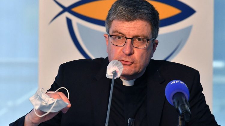 Przewodniczący francuskiego episkopatu powiedział na antenie Franceinfo, że tajemnica spowiedzi ma większą moc niż prawa republiki
