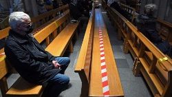 Beter bei einer Messe im schottischen Glasgow am 26. März: Seit diesem Tag sind Präsenz-Gottesdienste in Schottland wieder erlaubt