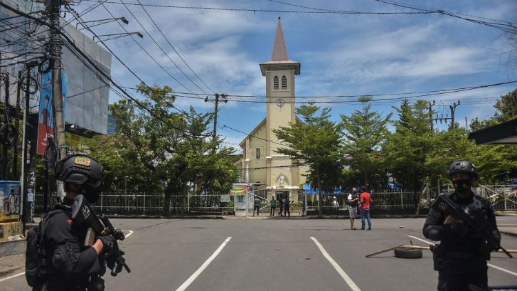 Cảnh sát Indonesia gác bên ngoài nhà thờ sau vụ nổ bom ở nhà thờ chính tòa Makassar hôm 28/3/2021