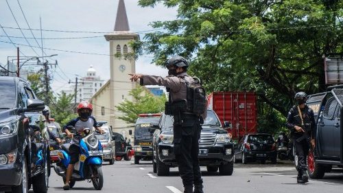Papa reza por vítimas de atentado diante de Catedral na Indonésia