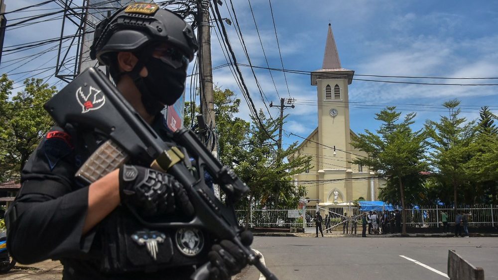 Un poliziotto indonesiano di guardia nell'area dove si è verificata l'esplosione (AFP)